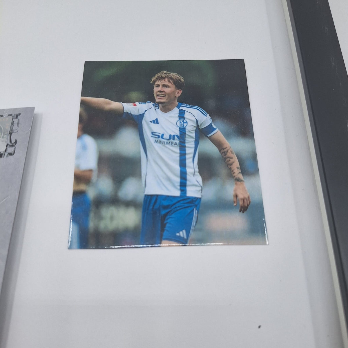 Kapitänsbinde Max Grüger signiert im Rahmen Schalke 04 COA Gelb