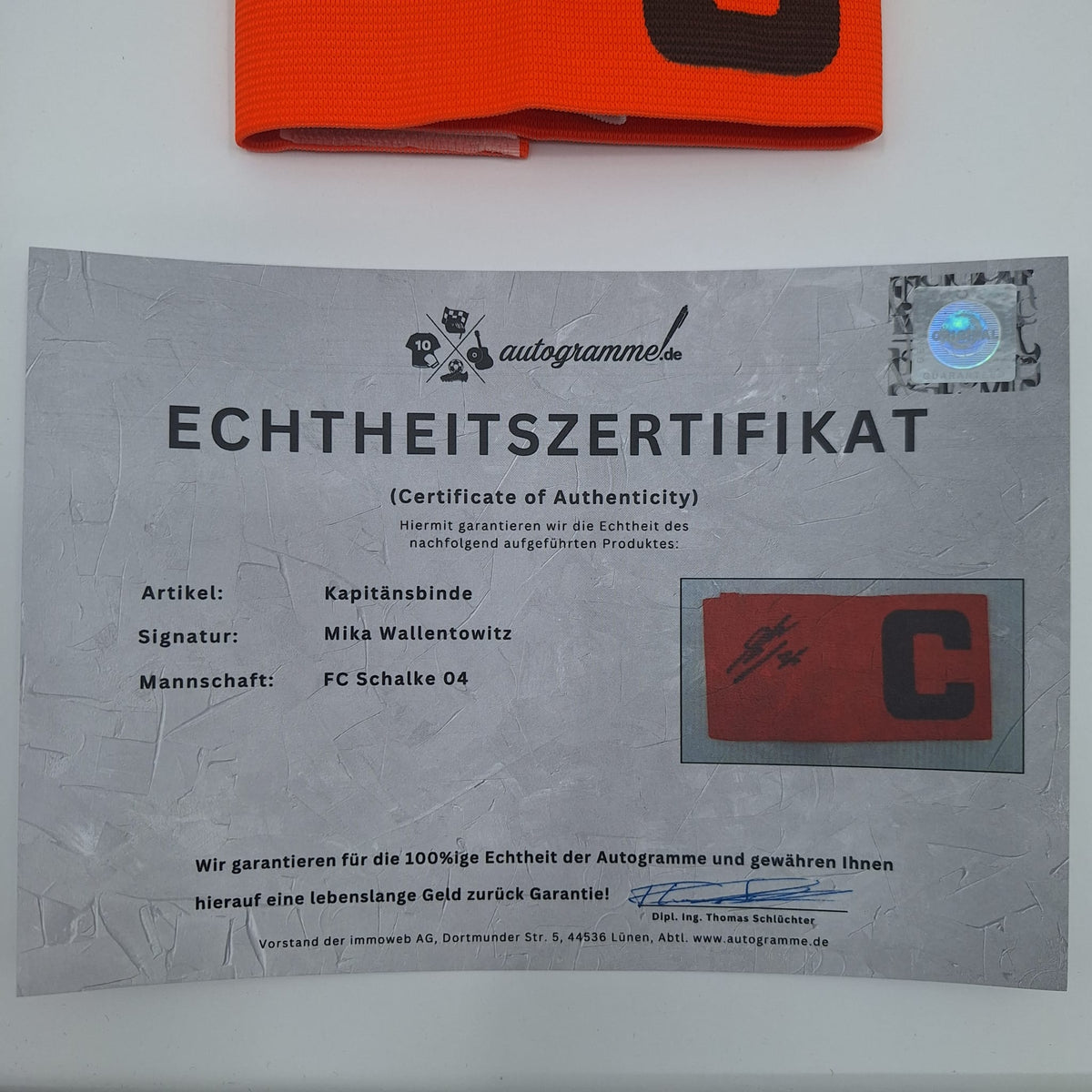 Kapitänsbinde Mika Wallentowitz signiert im Rahmen Schalke 04 COA orange