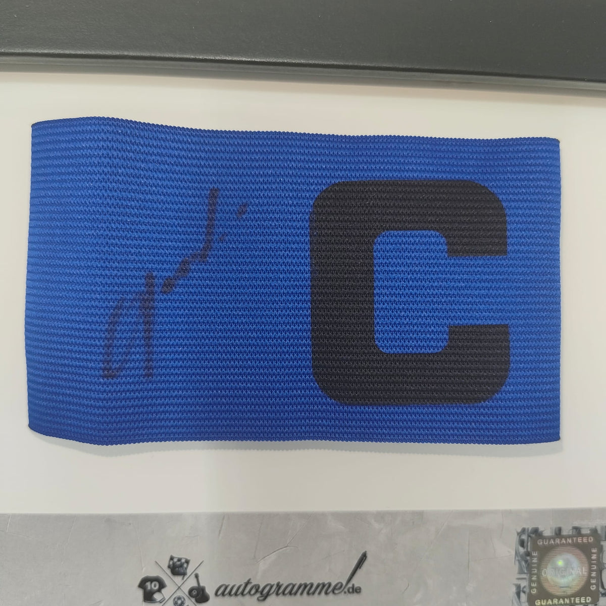 Kapitänsbinde Lois Openda signiert im Rahmen RB Leipzig Autogramm