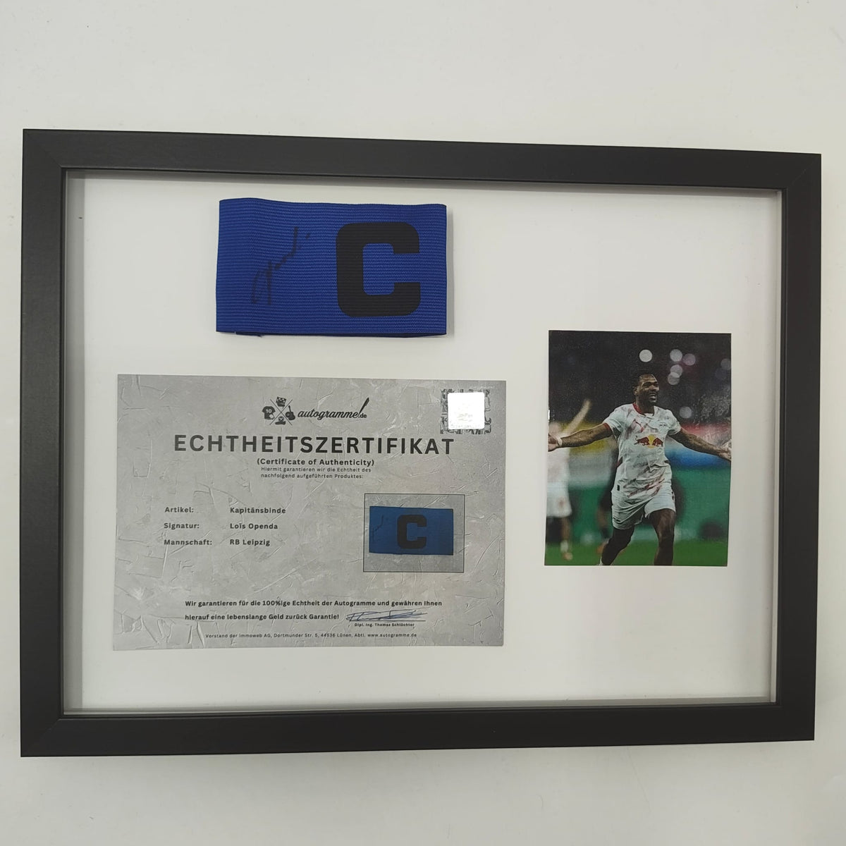 Kapitänsbinde Lois Openda signiert im Rahmen RB Leipzig Autogramm