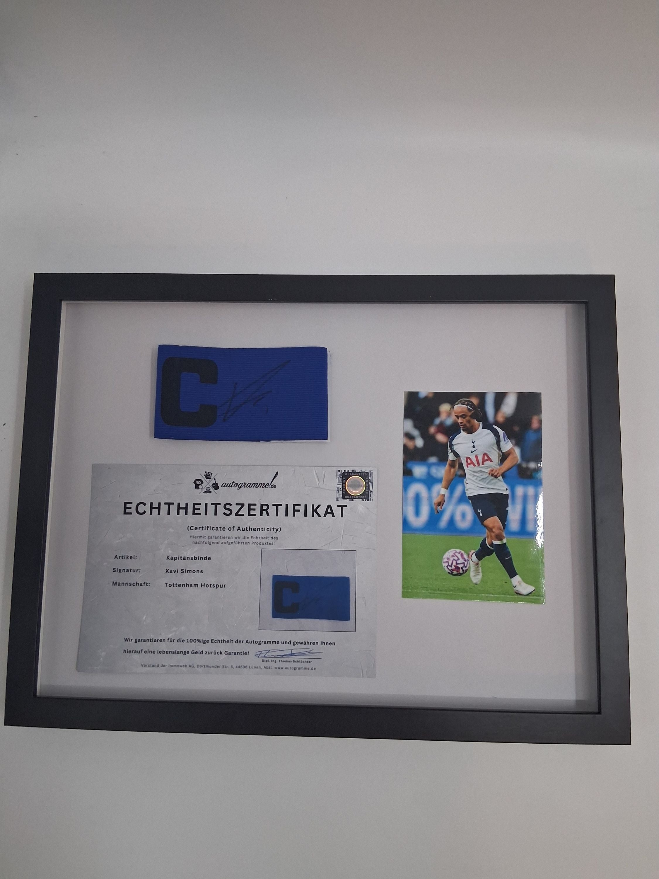 Kapitänsbinde Xavi Simons signiert im Rahmen Tottenham Hotspur Niederlande