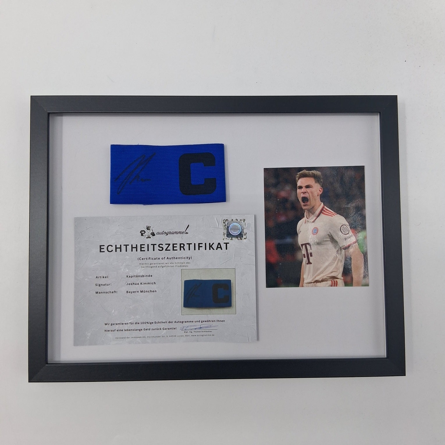 Kapitänsbinde Joshua Kimmich signiert im Rahmen Bayern München Autogramm