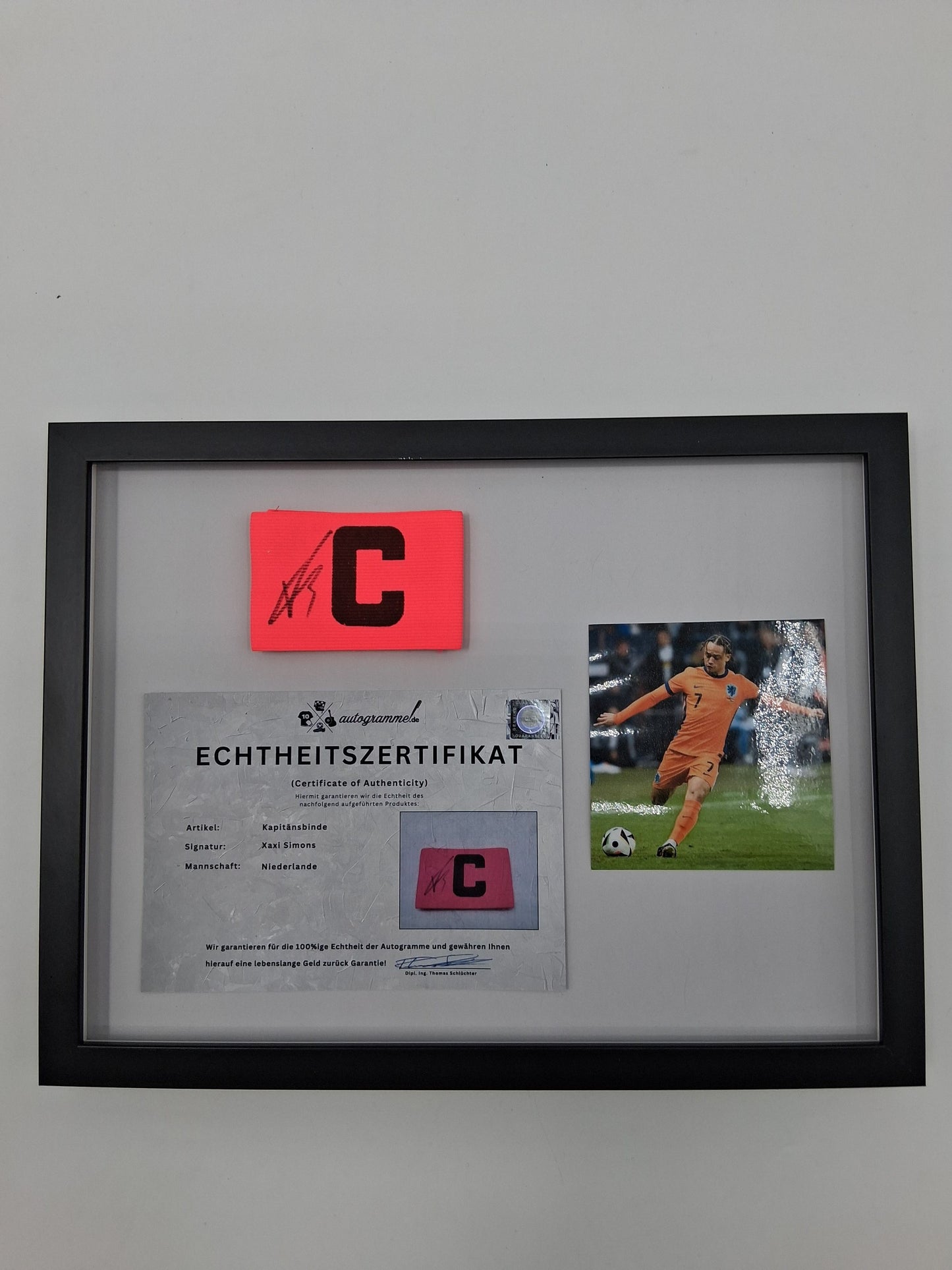 Kapitänsbinde Xavi Simons signiert im Rahmen Niederlande Autogramm