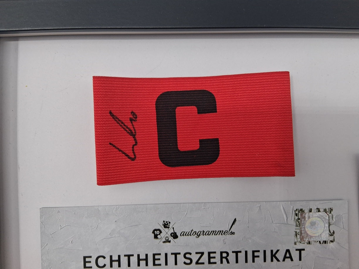 Kapitänsbinde Lennart Karl signiert im Rahmen Bayern München Autogramm