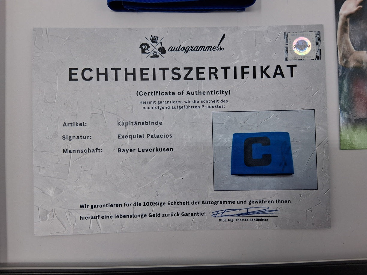 Kapitänsbinde Exequiel Palacios signiert im Rahmen Autogramm Bayer 04 Leverkusen