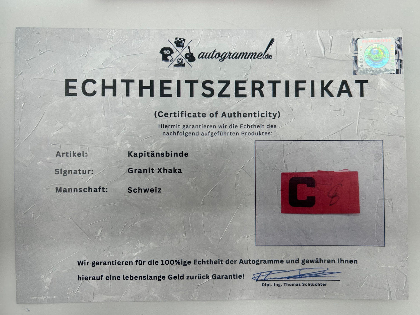 Kapitänsbinde Granit Xhaka signiert im Rahmen Schweiz Autogramm
