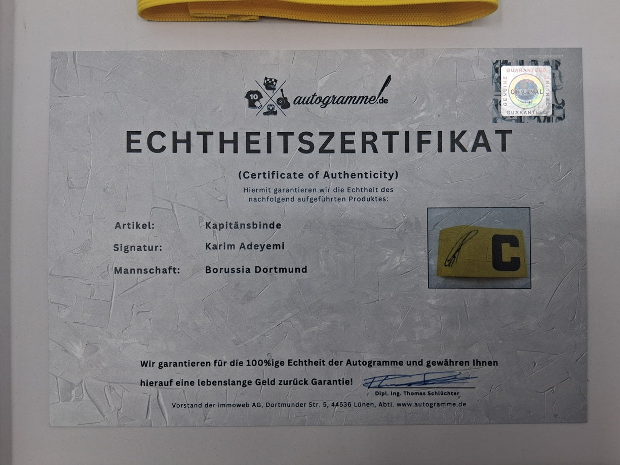 Kapitänsbinde Karim Adeyemi signiert im Rahmen Borussia Dortmund Autogramm COA