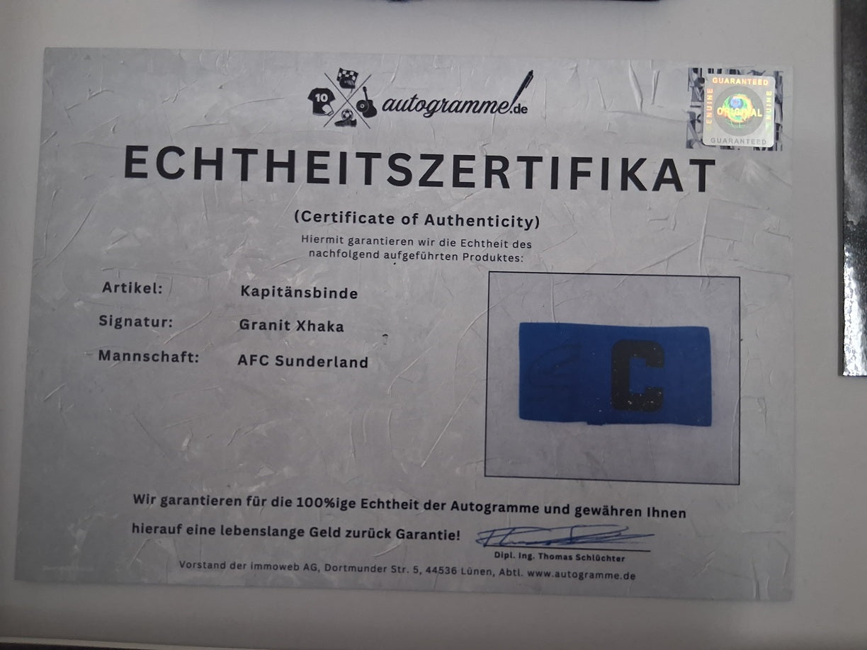 Kapitänsbinde Granit Xhaka signiert im Rahmen AFC Sunderland Schweiz Autogramm