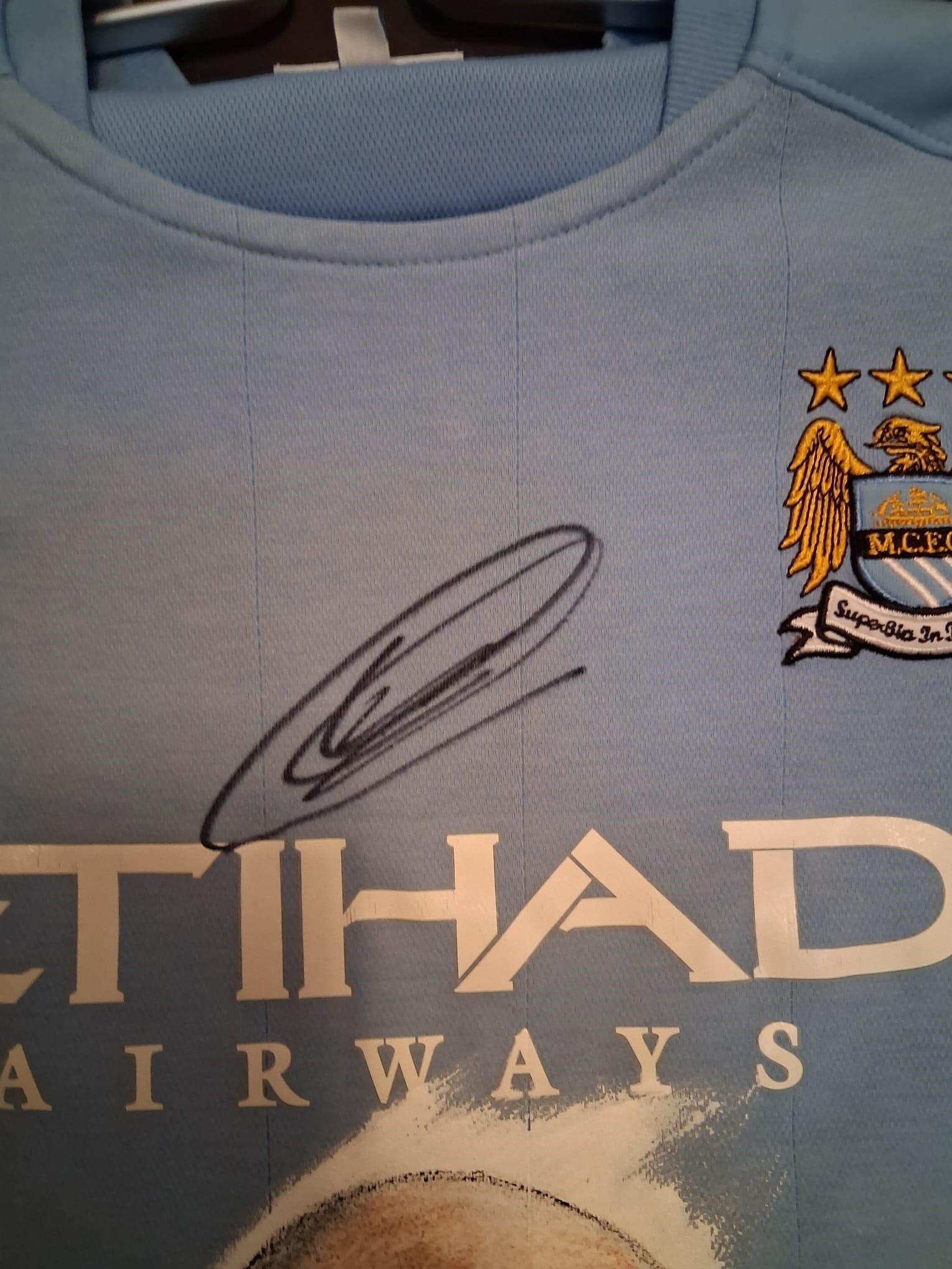 Manchester City Trikot Portrait Vincent Kompany hand painted and signed within the framework 146