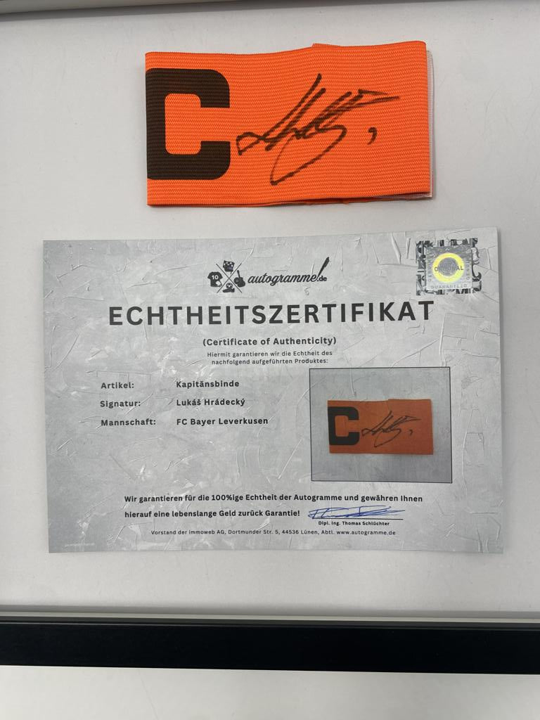 Kapitänsbinde Lukáš Hrádecký signiert im Rahmen Bayer Leverkusen Autogramm COA