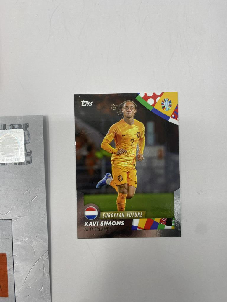 Kapitänsbinde Xavi Simons signiert im Rahmen Niederlande Autogramm