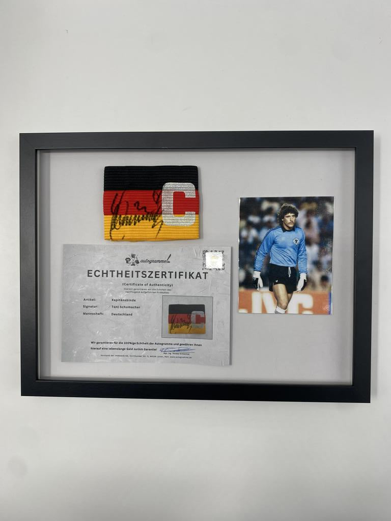 Kapitänsbinde Toni Schumacher signiert im Rahmen Deutschland Fußball Autogramm