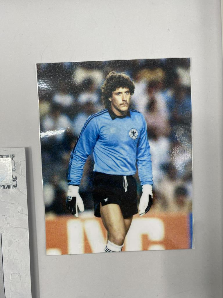 Kapitänsbinde Toni Schumacher signiert im Rahmen Deutschland Fußball Autogramm