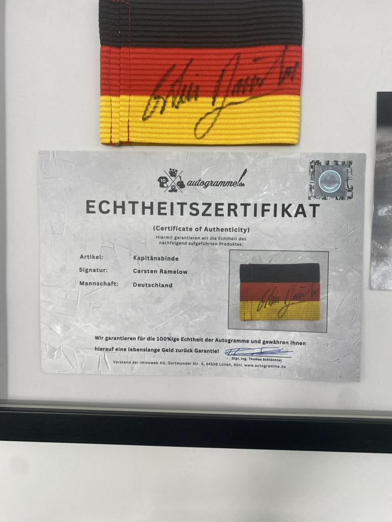 Kapitänsbinde Carsten Ramelow signiert im Rahmen Deutschland Autogramm