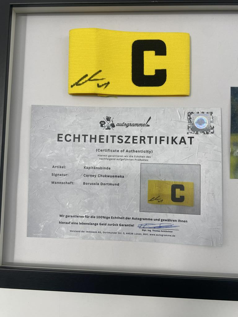 Kapitänsbinde Carney Chukwuemeka signiert im Rahmen Borussia Dortmund Autogramm