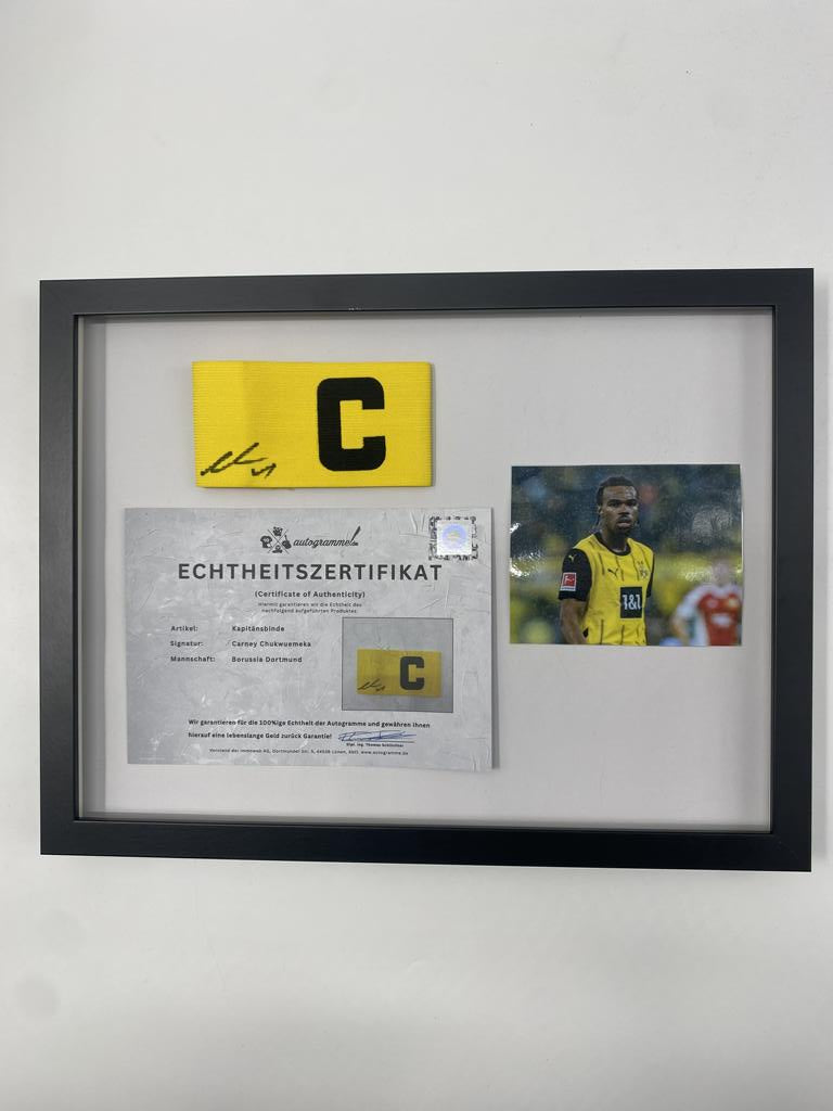 Kapitänsbinde Carney Chukwuemeka signiert im Rahmen Borussia Dortmund Autogramm