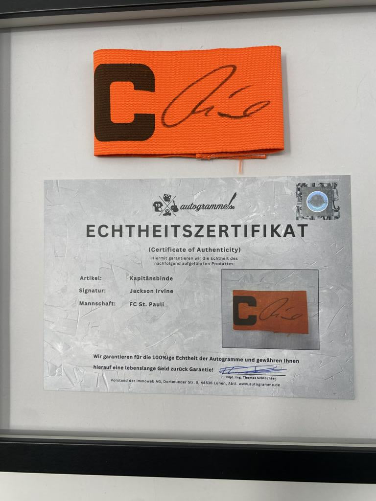 Kapitänsbinde Jackson Irvine signiert im Rahmen FC ST.Pauli Autogramm COA
