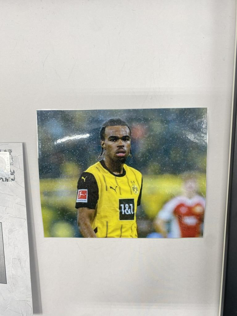 Kapitänsbinde Carney Chukwuemeka signiert im Rahmen Borussia Dortmund Autogramm