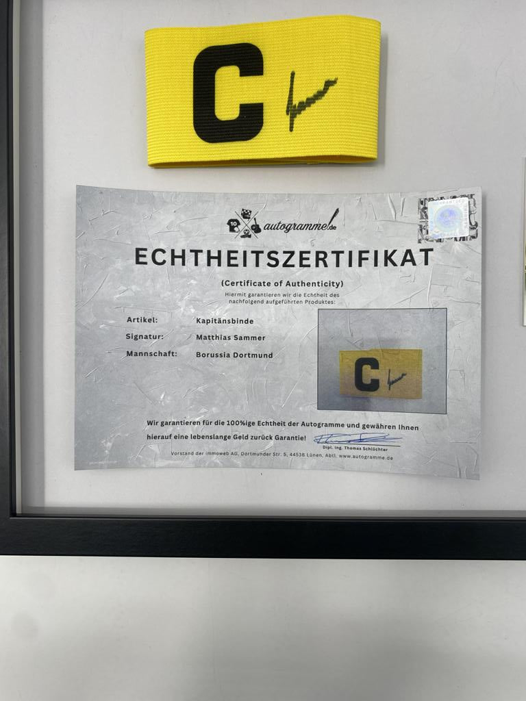 Kapitänsbinde Matthias Sammer signiert im Rahmen Borussia Dortmund COA