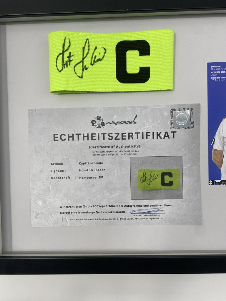 Brazalete de capitán firmado por Horst Hrubesch en un marco, autógrafo COA del Hamburger SV