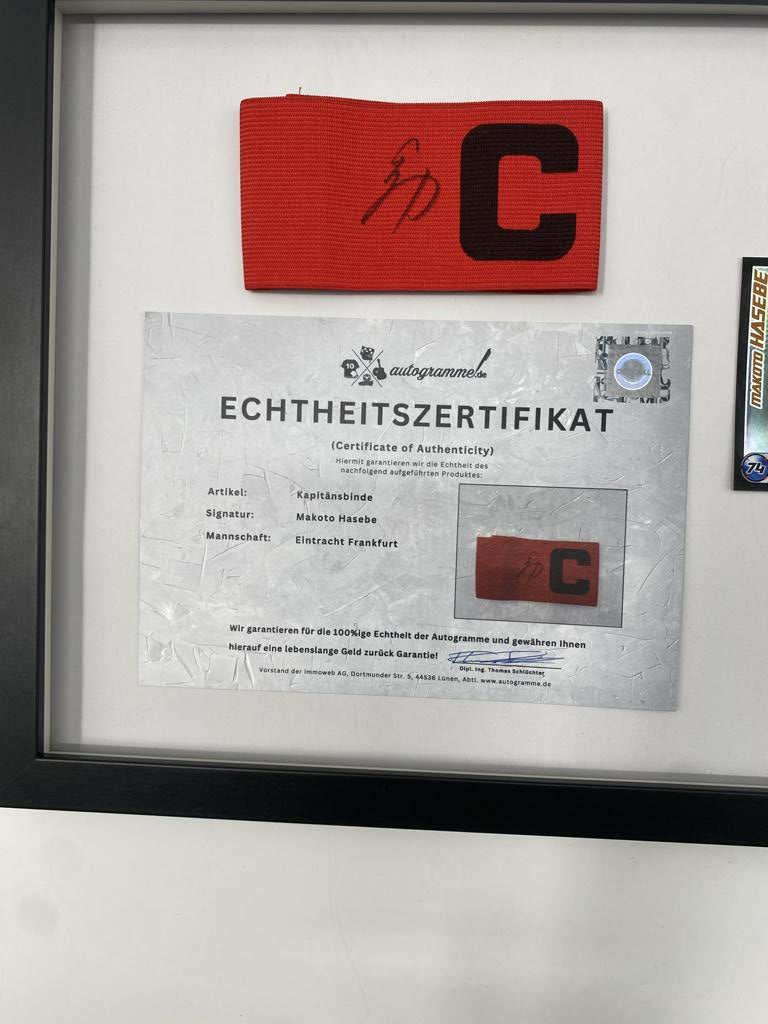 Kapitänsbinde Makoto Hasebe signiert im Rahmen Eintracht Frankfurt Autogramm COA