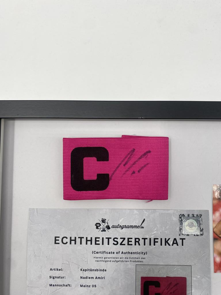 Brazalete de capitán Nadiem Amiri firmado en un marco Autógrafo del Main 05
