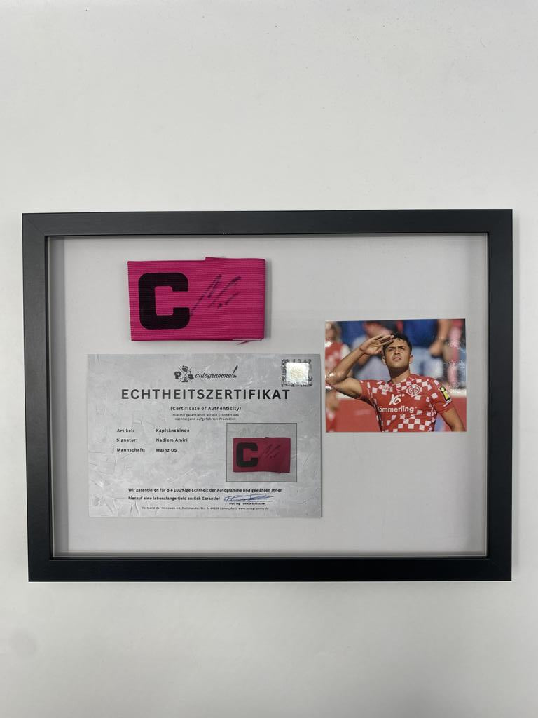 Brazalete de capitán Nadiem Amiri firmado en un marco Autógrafo del Main 05
