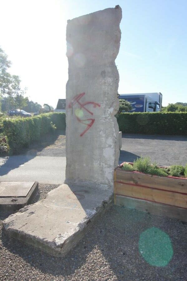 Kiddy Citny bemalte Berliner Mauer - Echtes Mauerelement -segment