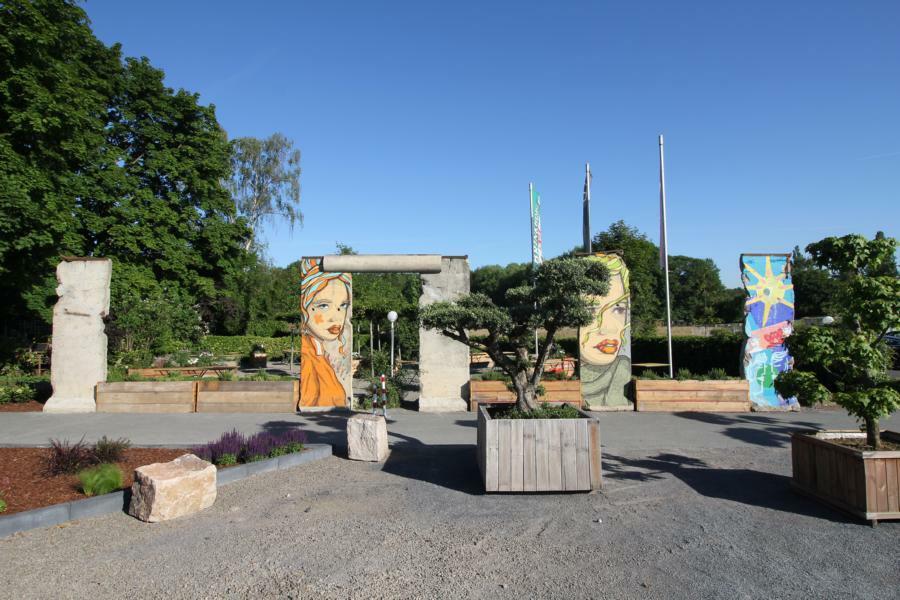 Kiddy Citny bemalte Berliner Mauer - Echtes Mauerelement -segment