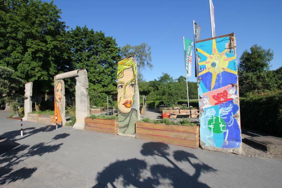 Kiddy Citny bemalte Berliner Mauer - Echtes Mauerelement -segment