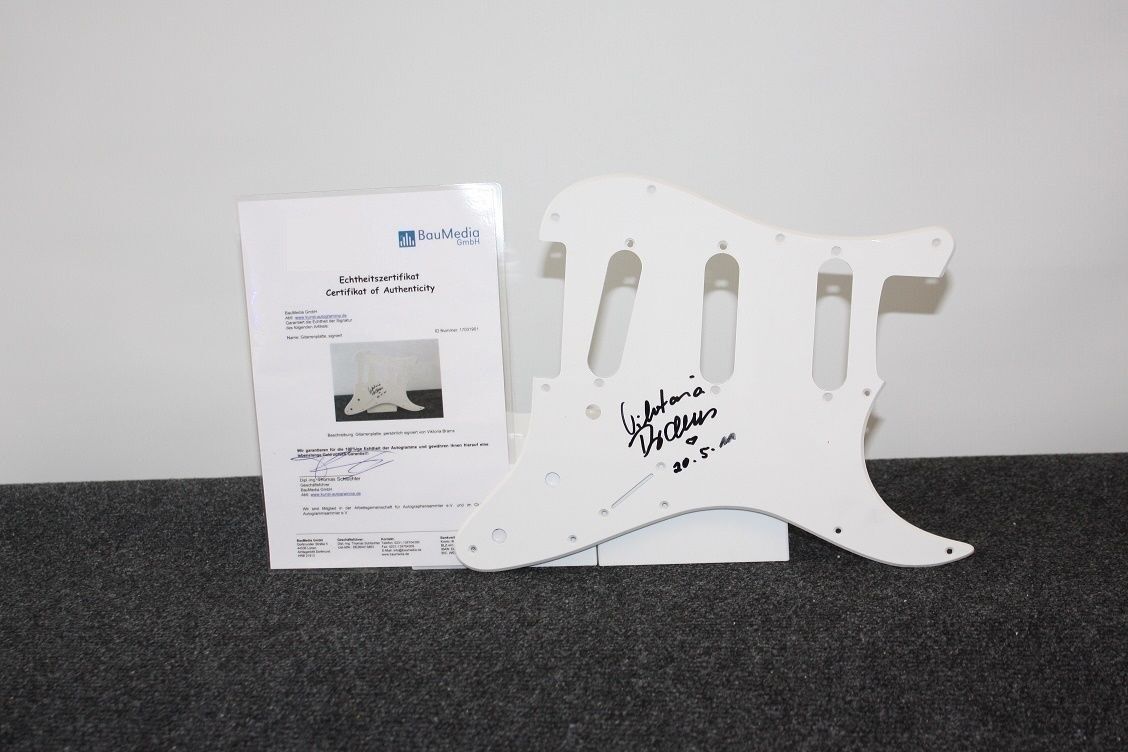Guitar plate, Viktoria Brams signed, Marienhof, Hello Robbie, new, series, TV