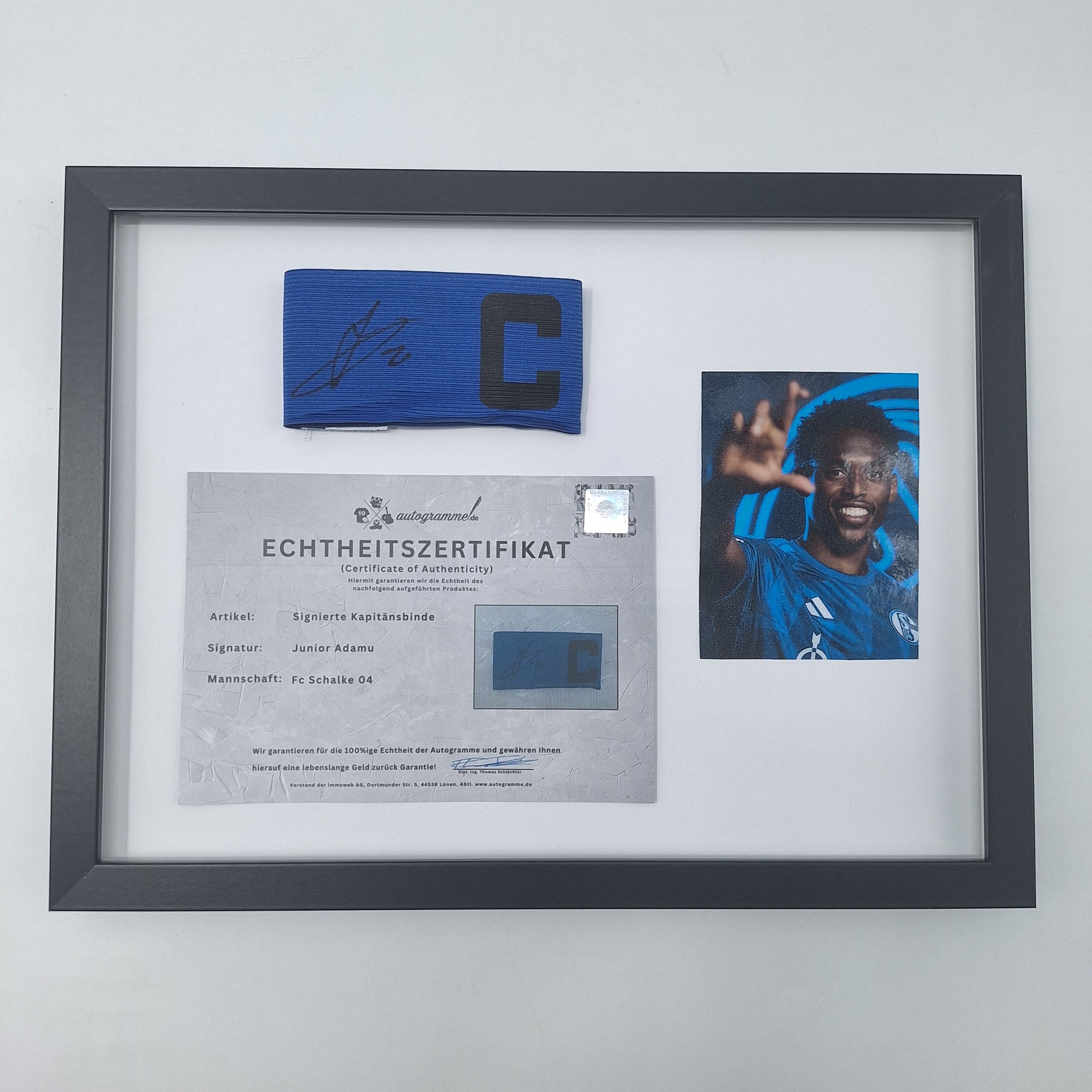 Kapitänsbinde Junior Adamu signiert im Rahmen Schalke 04 COA blau