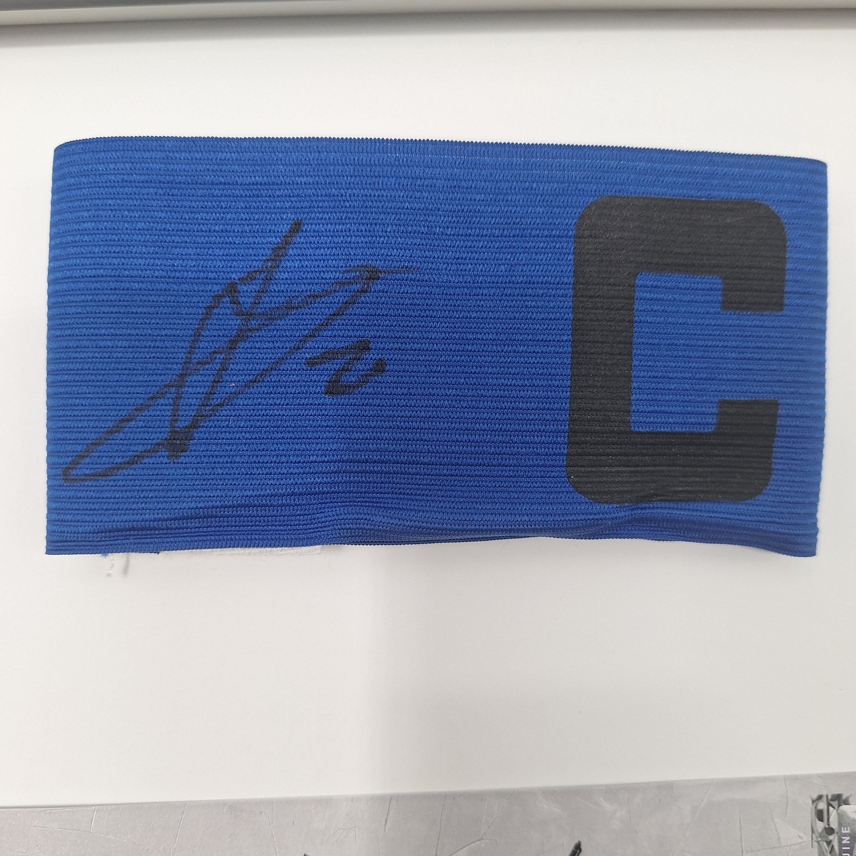 Kapitänsbinde Junior Adamu signiert im Rahmen Schalke 04 COA blau