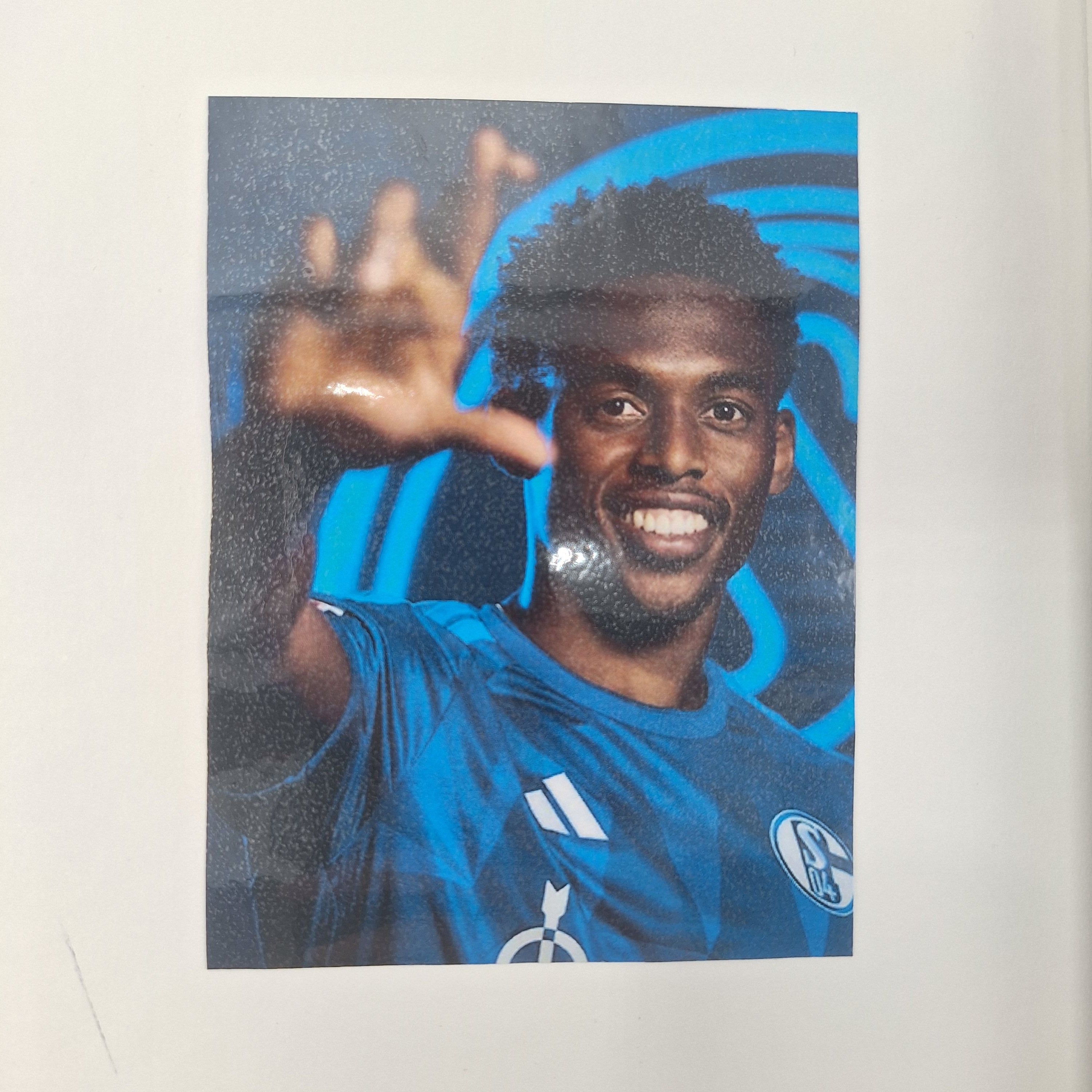 Kapitänsbinde Junior Adamu signiert im Rahmen Schalke 04 COA blau