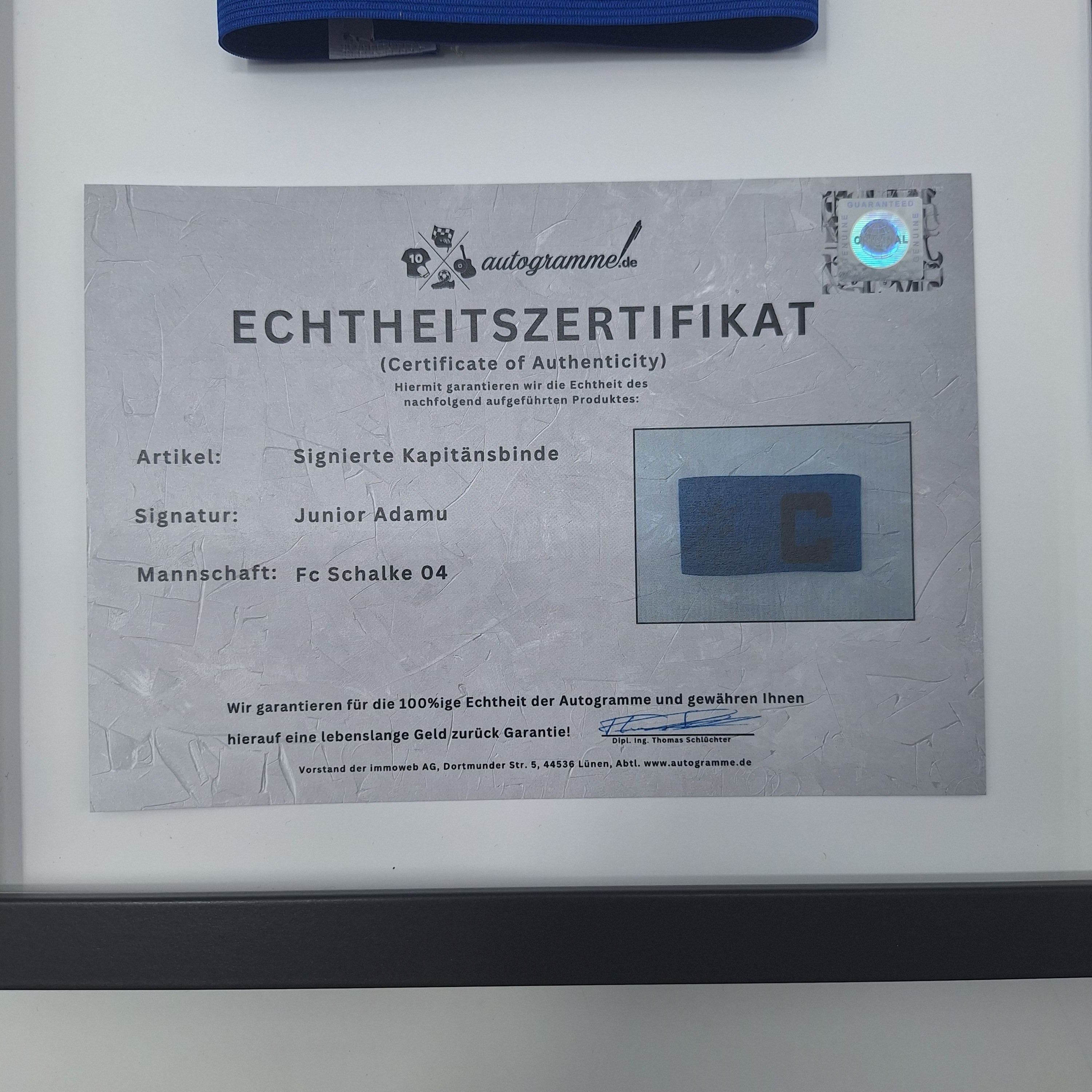 Kapitänsbinde Junior Adamu signiert im Rahmen Schalke 04 COA blau