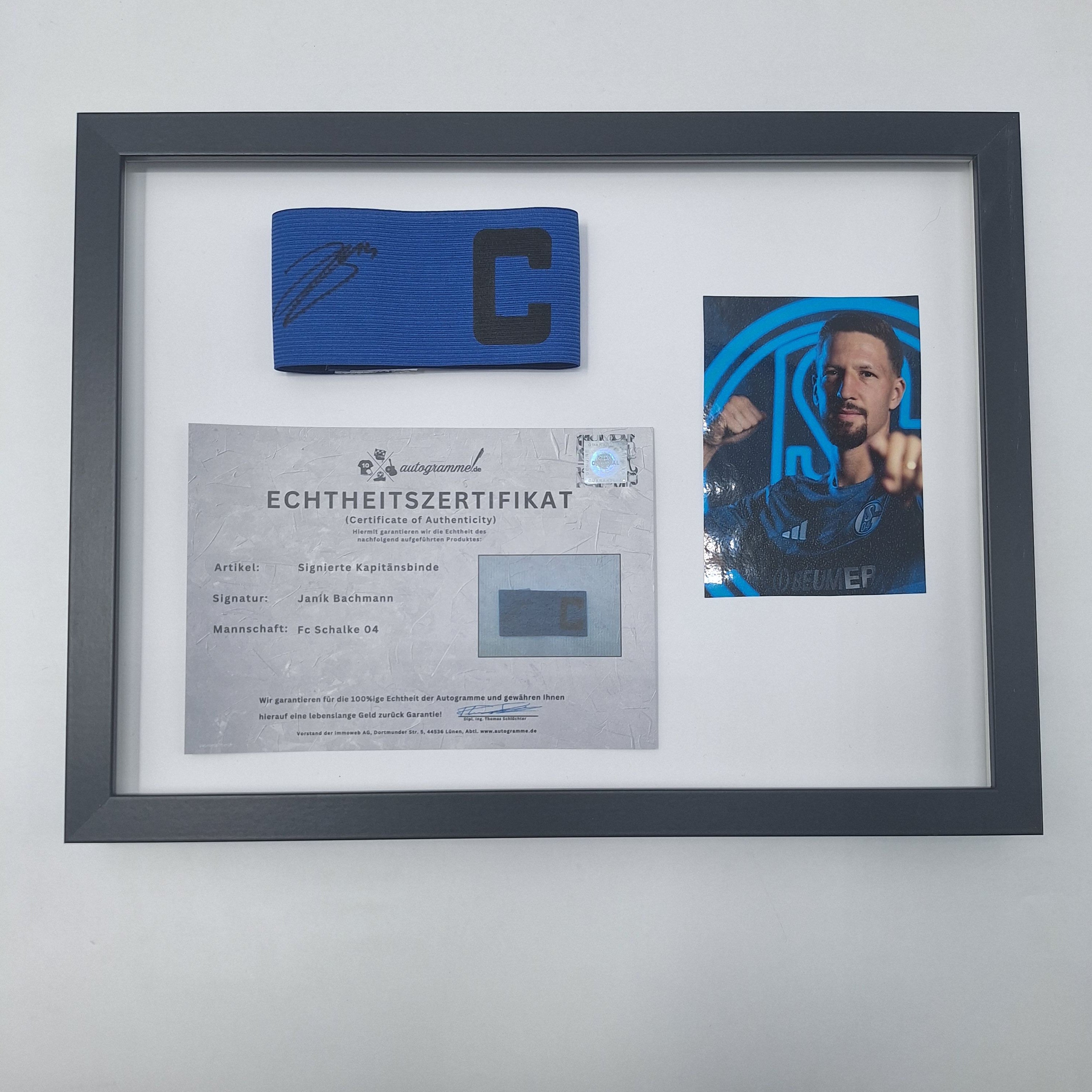 Kapitänsbinde Janik Bachmann signiert im Rahmen Schalke 04 COA blau