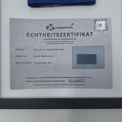 Kapitänsbinde Janik Bachmann signiert im Rahmen Schalke 04 COA blau