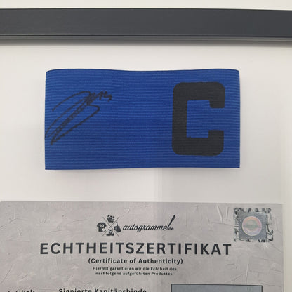 Kapitänsbinde Janik Bachmann signiert im Rahmen Schalke 04 COA blau