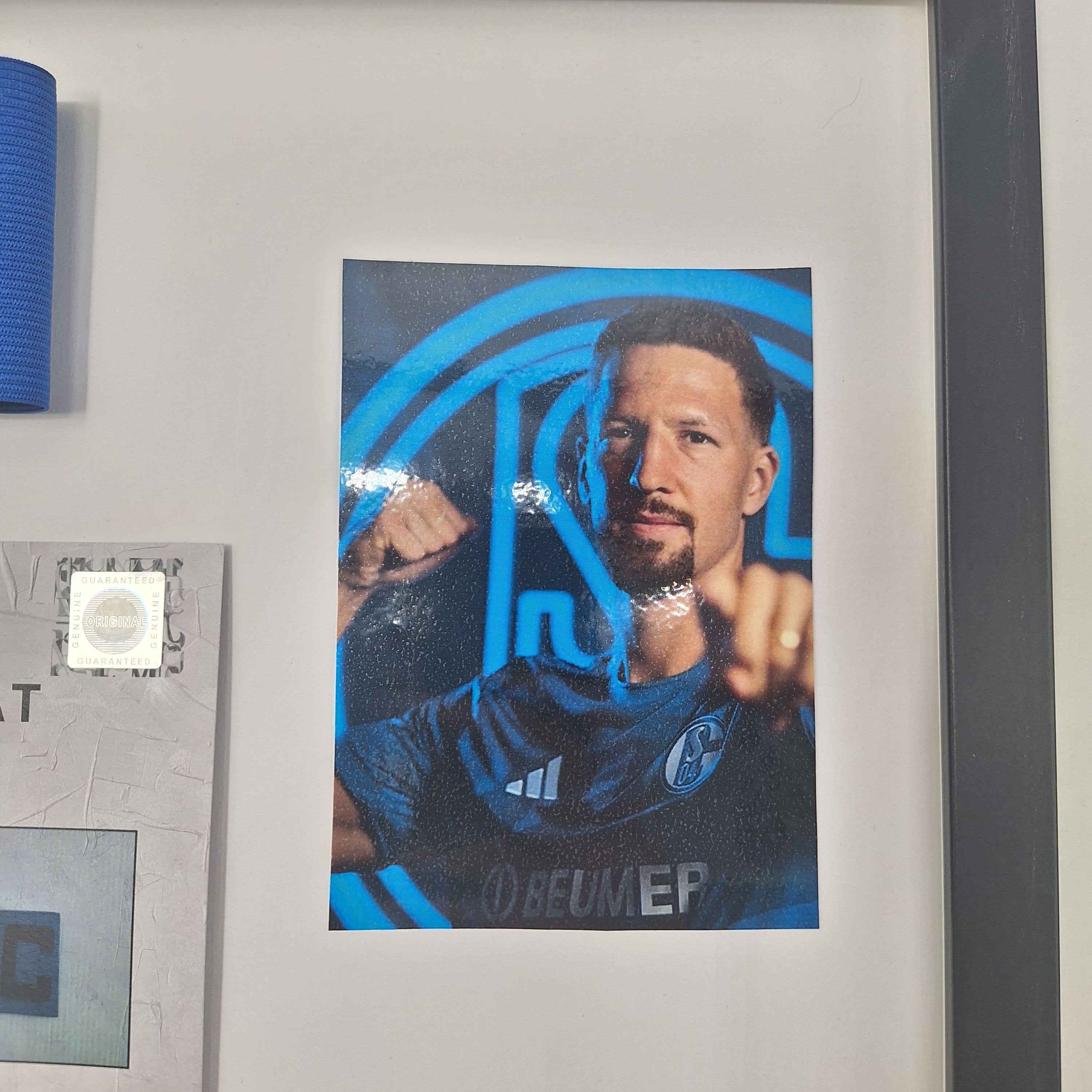 Kapitänsbinde Janik Bachmann signiert im Rahmen Schalke 04 COA blau