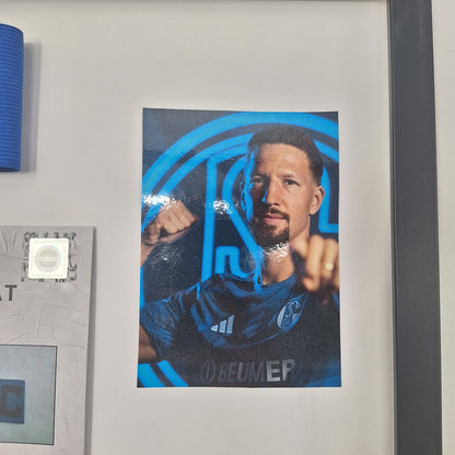 Kapitänsbinde Janik Bachmann signiert im Rahmen Schalke 04 COA blau
