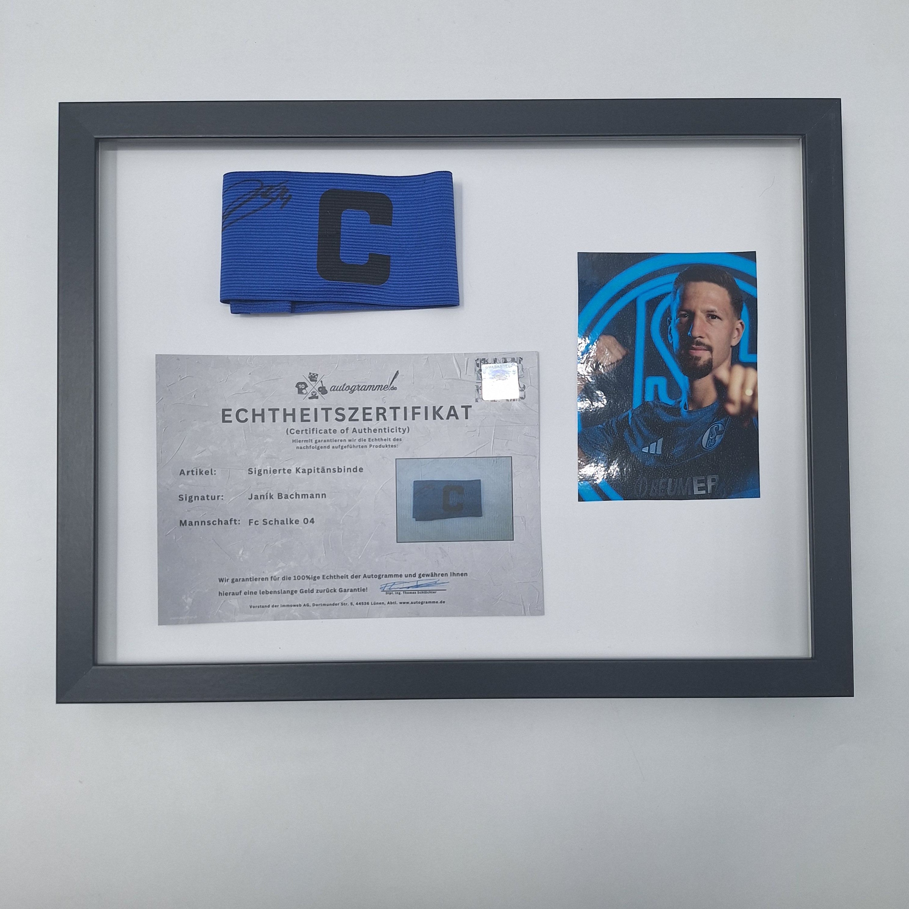 Kapitänsbinde Janik Bachmann signiert im Rahmen Schalke 04 COA blau