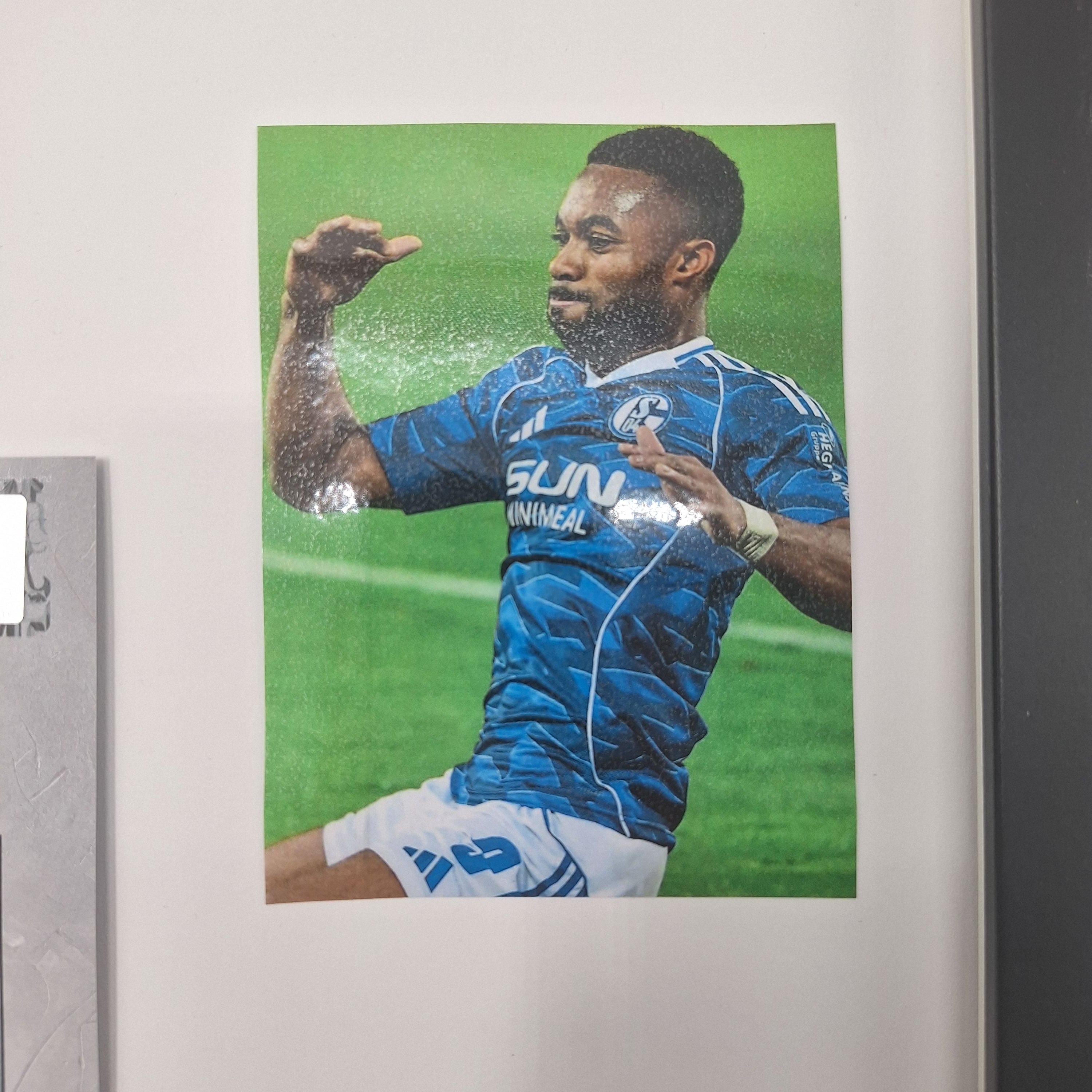 Kapitänsbinde Moussa Sylla signiert im Rahmen Schalke 04 COA grün