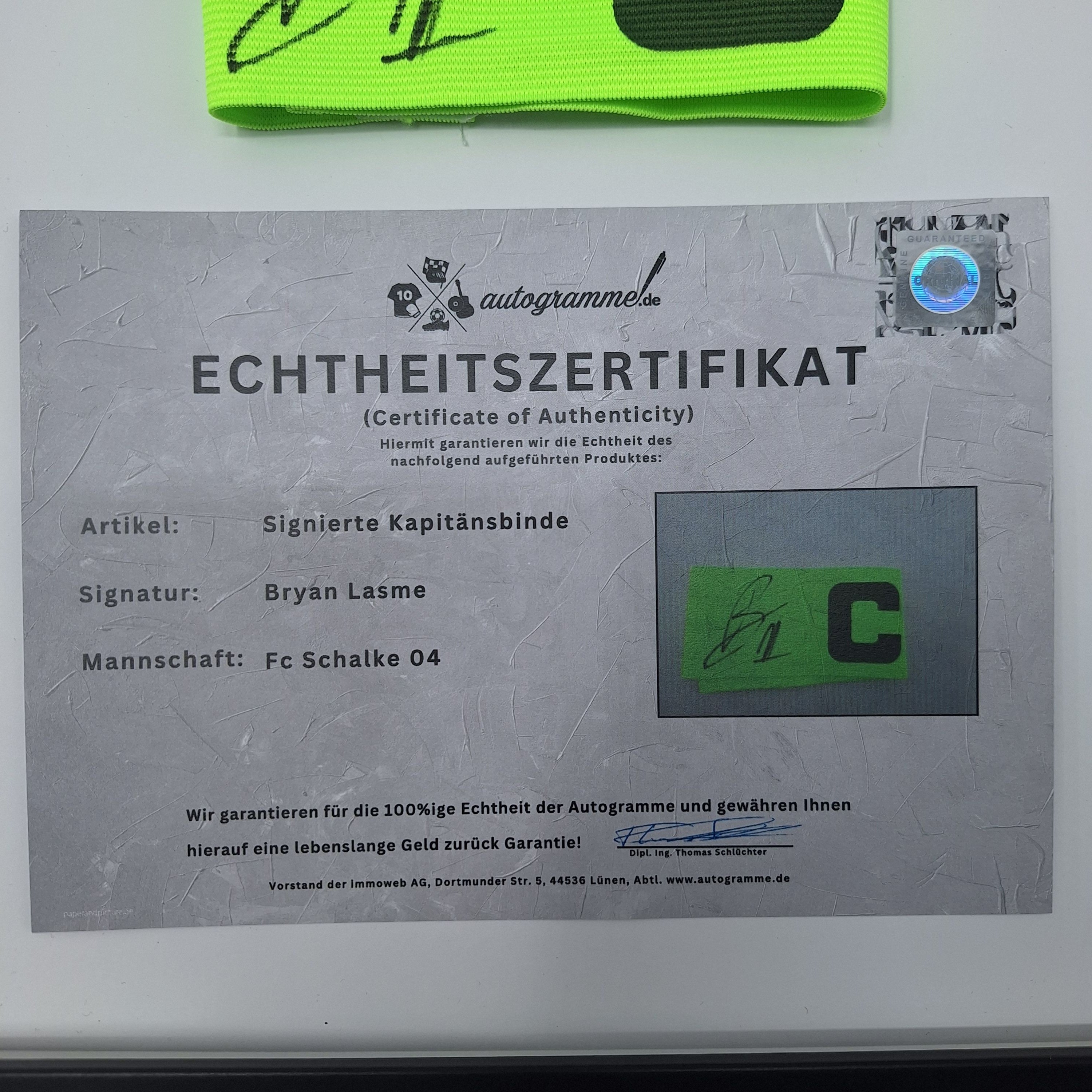 Kapitänsbinde Bryan Lasme signiert im Rahmen Schalke 04 COA grün