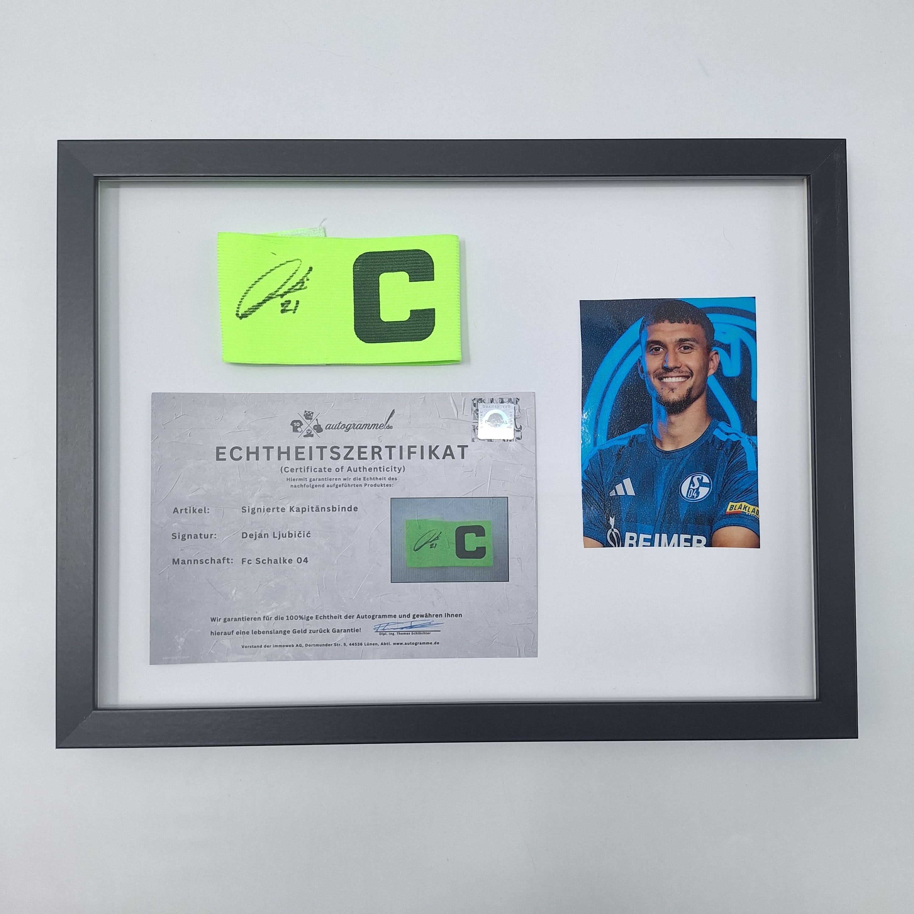 Kapitänsbinde Dejan Ljubičić signiert im Rahmen Schalke 04 COA grün