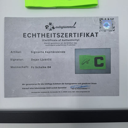 Kapitänsbinde Dejan Ljubičić signiert im Rahmen Schalke 04 COA grün