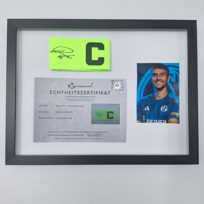 Kapitänsbinde Dejan Ljubičić signiert im Rahmen Schalke 04 COA grün