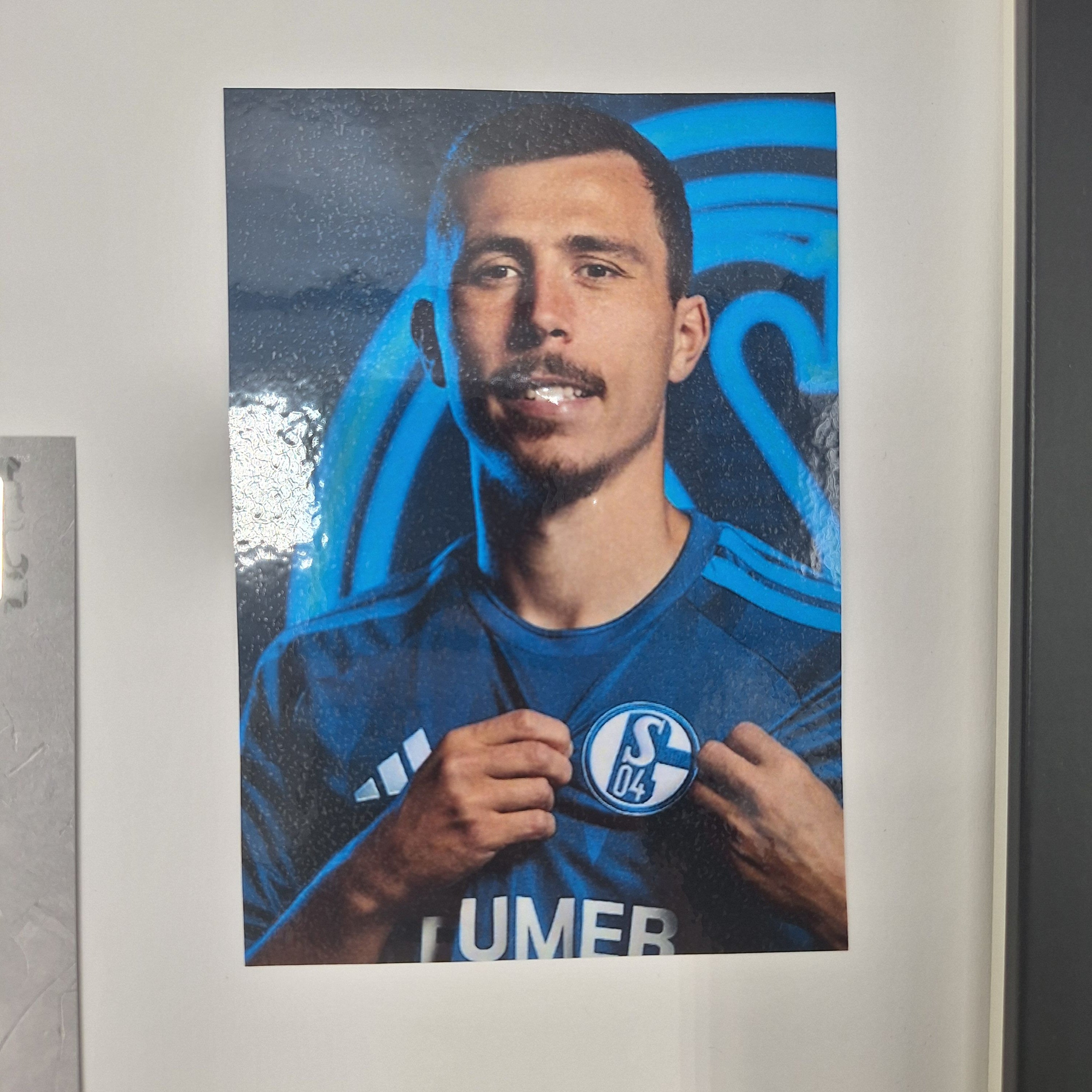 Kapitänsbinde Ron Schallenberg signiert im Rahmen Schalke 04 COA grün