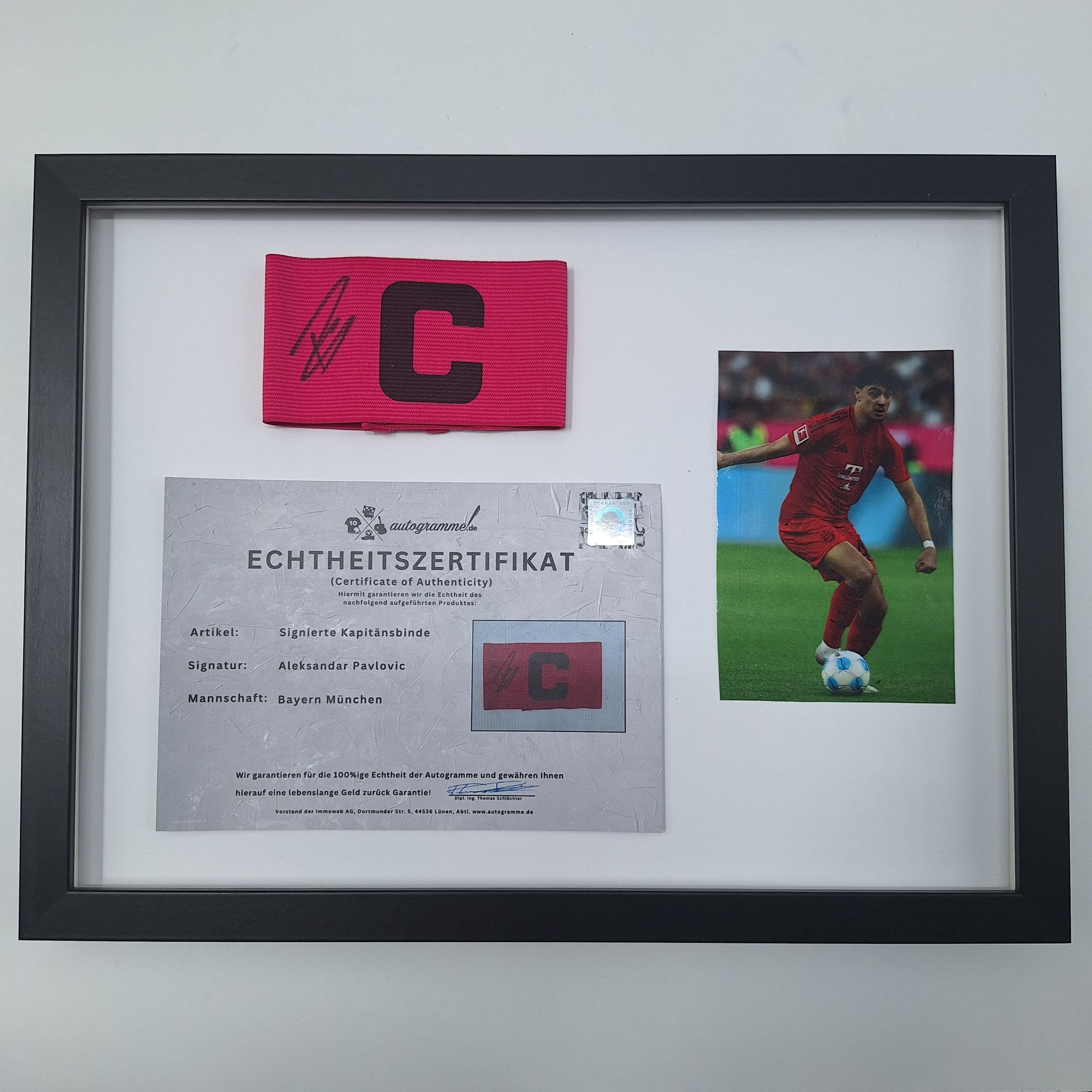 Kapitänsbinde Aleksandar Pavlović signiert im Rahmen Bayern München Autogramm COA