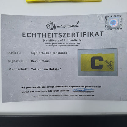 Kapitänsbinde Xavi Simons signiert im Rahmen Tottenham Hotspur