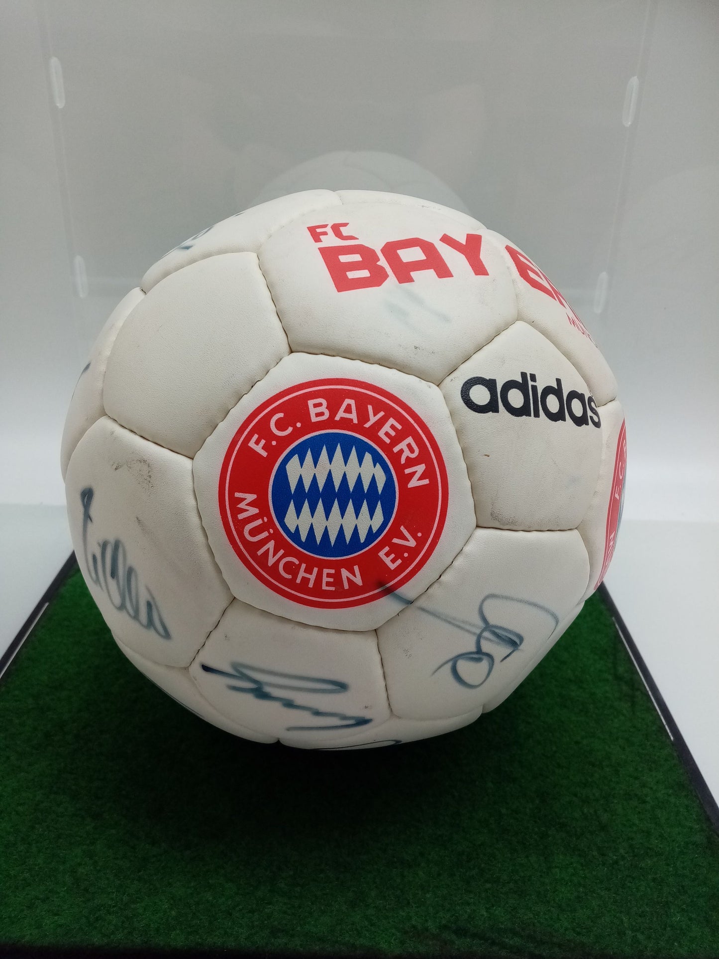 FC Bayern München Fußball Teamsigniert 1996/1997 Unterschrift Autogramm FCB Ball